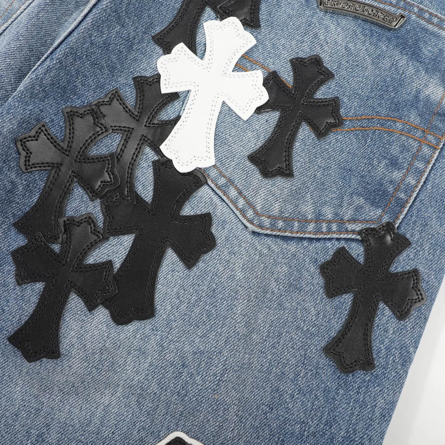 P320 Chrome Heart Blue Ox King Graffiti Multi-Color Leather Jeans [Same Style as L*Xiang] Chrome Heart Blue Ox King Graffiti Multi-Color Leather Jeans are the “king of the market” in the fashion industry! Made of high-quality denim and processed through complex washing processes, the distressed effect is super unique. The multi-color leather and graffiti design bring out the cool street genes of Crowe. Each pair of pants is unique, and you can directly transform into a street trend ICON when you put it on. The matching method is super cool: High street style: Pair it with a black hooded sweatshirt, thick-soled boots, and stacked silver chains. When you go to the stage or on the street, you will have an aura of 2.8 meters. You can slay at concerts and out on the street. Mix and match trendy styles: wear a suit jacket + canvas shoes for boys, and wear a short crop top + dad shoes for girls. Mix and match to create a sense of contrast, full of fashion sense, and the hair tie will get likes in seconds when taking photos. Couples share the same style: one pair with each other, the boy wears a solid color T + sneakers, the girl wears a short top + sneakers, they are the most eye-catching trendy couple when they go out, and they keep turning heads! No matter what your style is, these pants can help you grasp the essence of the trend. It is a must-have for trendy players. You will look the most beautiful on the street when you put it on! Size: 28/30/32/34/36 Waist: 70/75/80/85/90 Pants length: 102/104/106/108/110